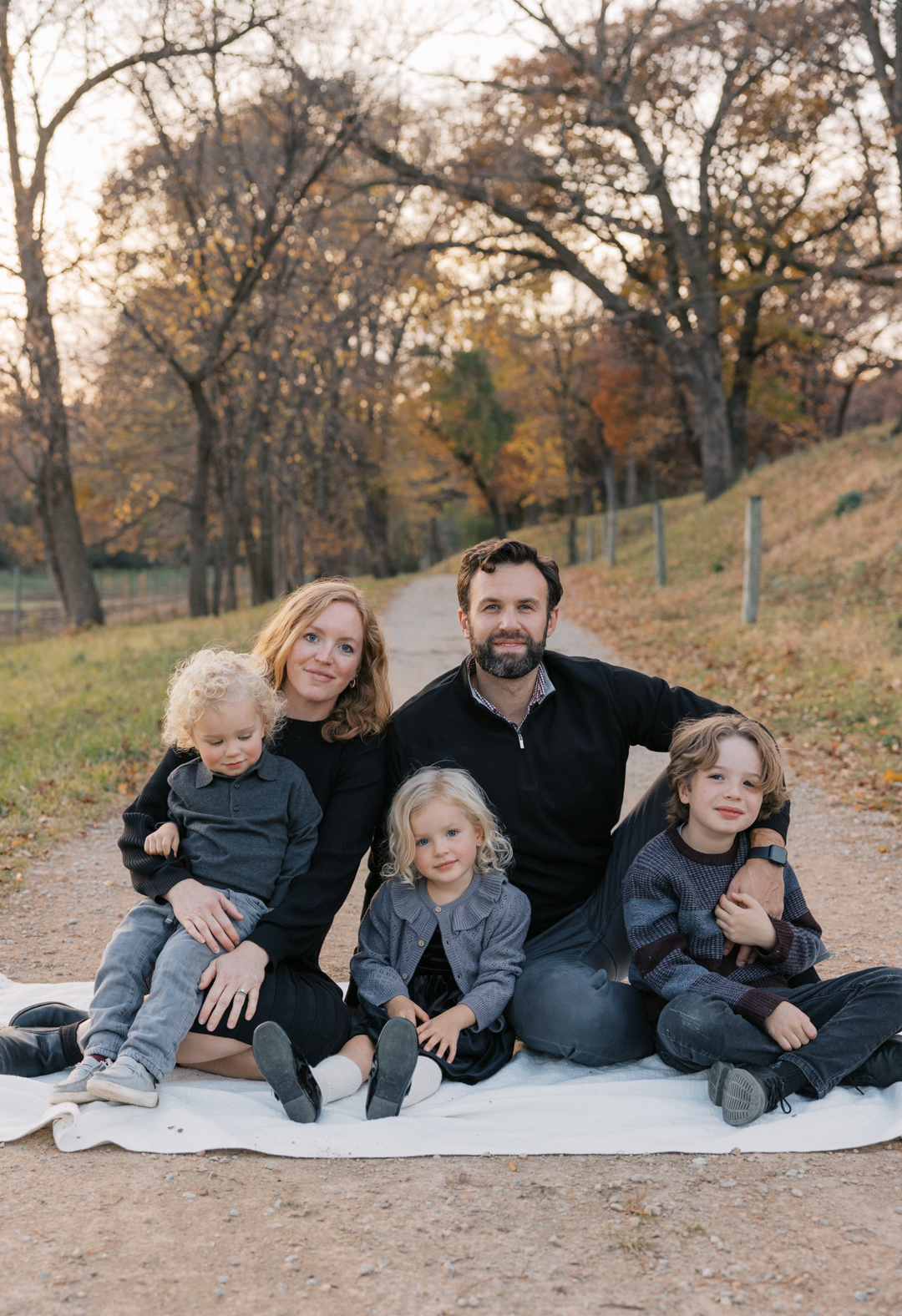 Minnesota-family-photographer-kyleigh-deen-shares-an-outdoor-family-session-in-minnesota.