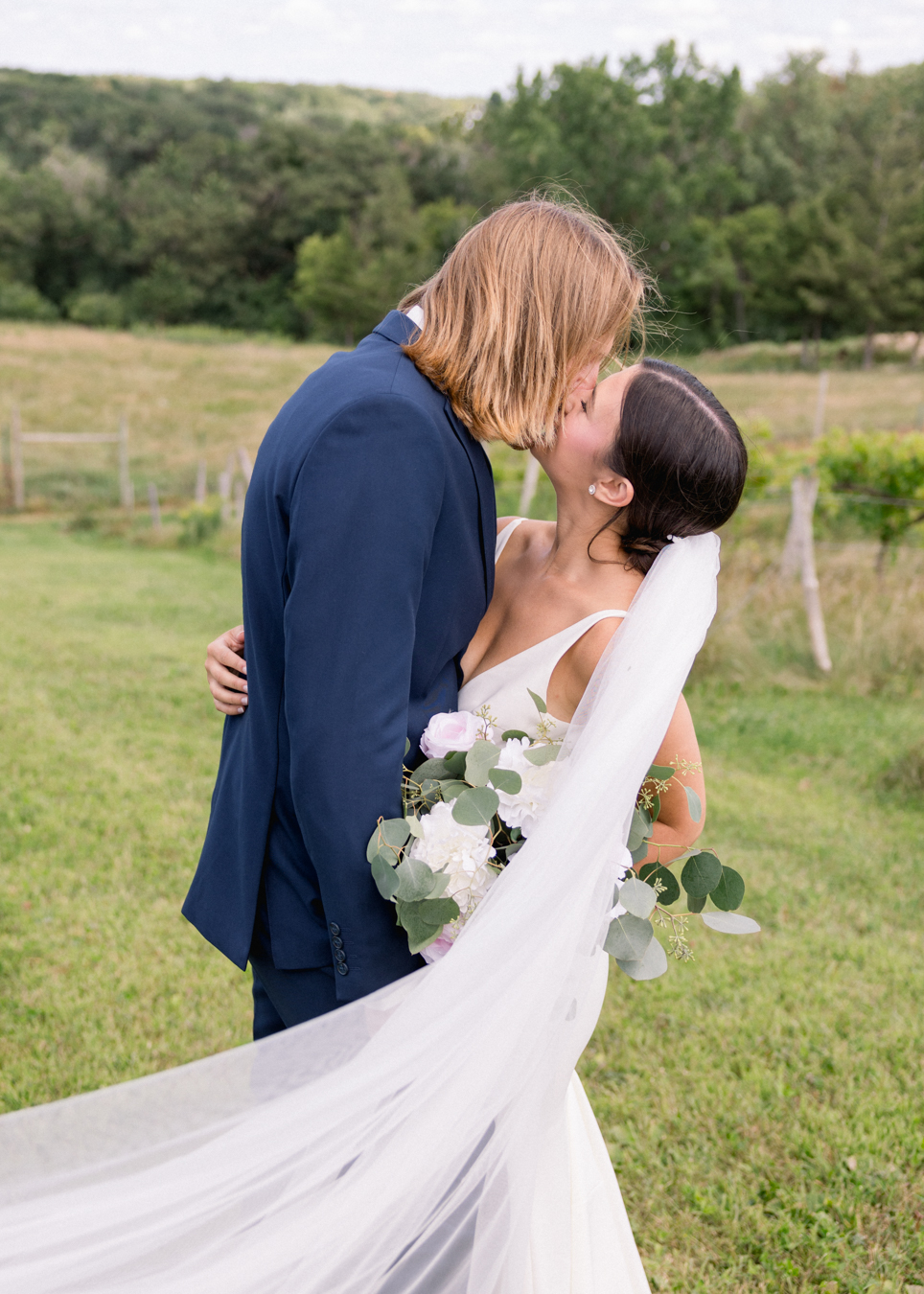 Kyleigh-Deen-Photography-shares-a-vineyard-wedding-in-Wisconsin.